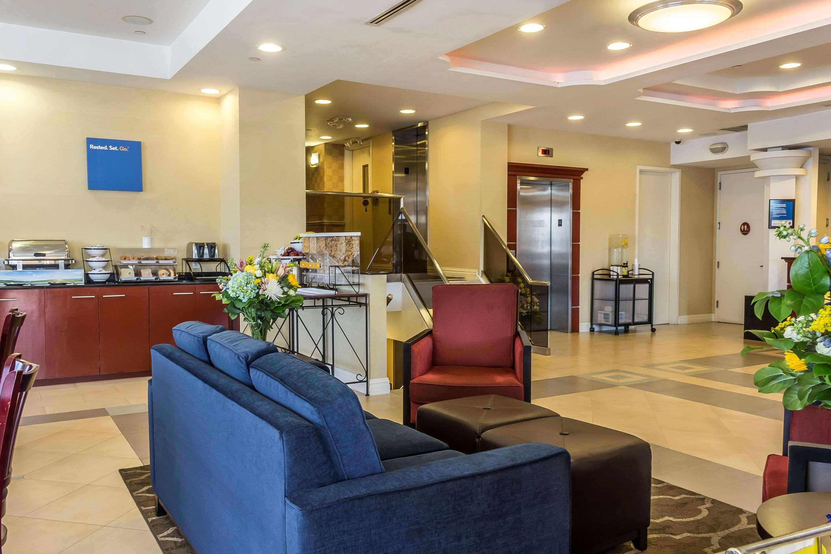 Comfort Inn & Suites Laguardia Airport Нью-Йорк Экстерьер фото