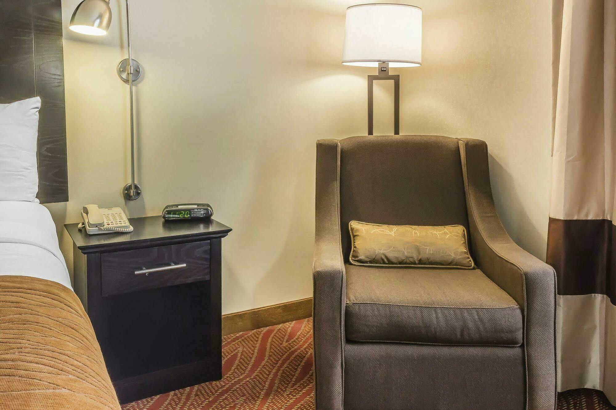 Comfort Inn & Suites Laguardia Airport Нью-Йорк Экстерьер фото